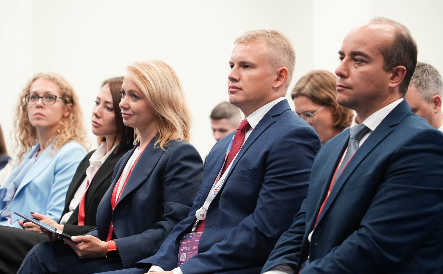 Сессия «Возвращаться домой: эффекты САР для бизнеса и для общества». Сенаторы принимают участие в VIII Восточном экономическом форуме