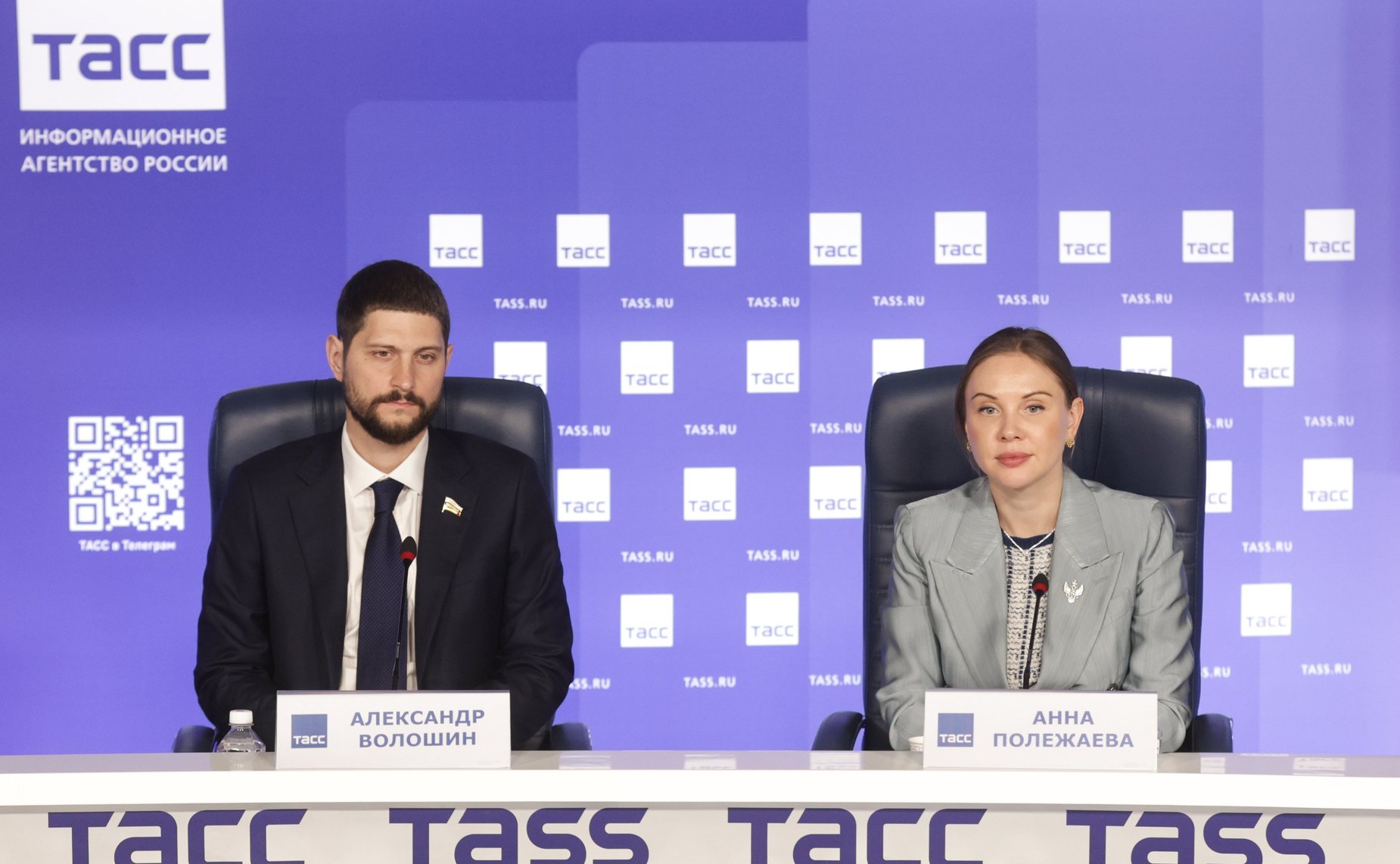 В пресс-центре ТАСС сенатор РФ Александр Волошин принял участие в пресс-конференции, посвященной проведению с 9 по 19 мая в России и Республике Беларусь просветительской молодежной экспедиции «Код непокоренных»