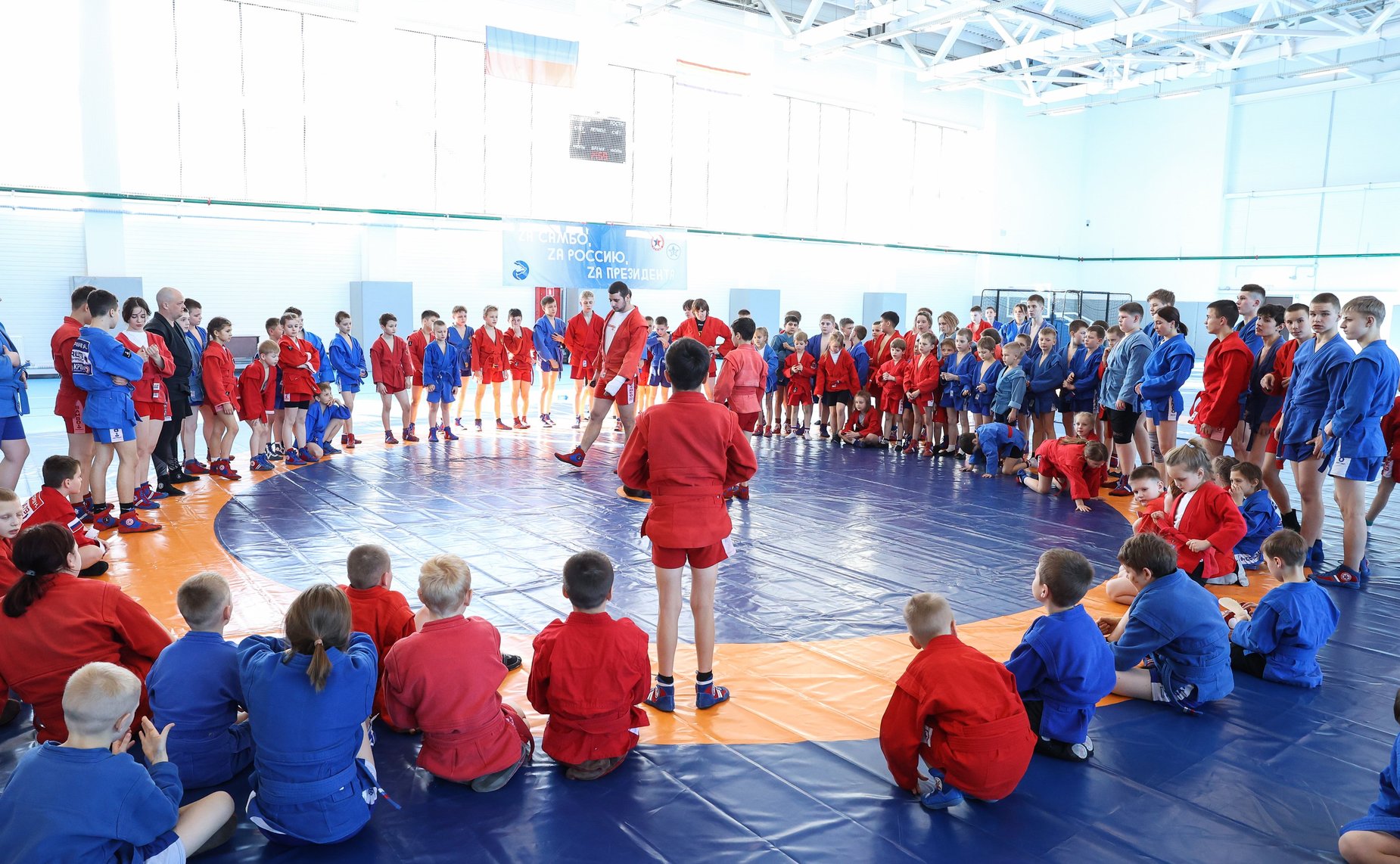 В Еврейской автономной области первый заместитель Председателя СФ Андрей Турчак с губернатором Ростиславом Гольдштейном посетили ФОК «Воин»