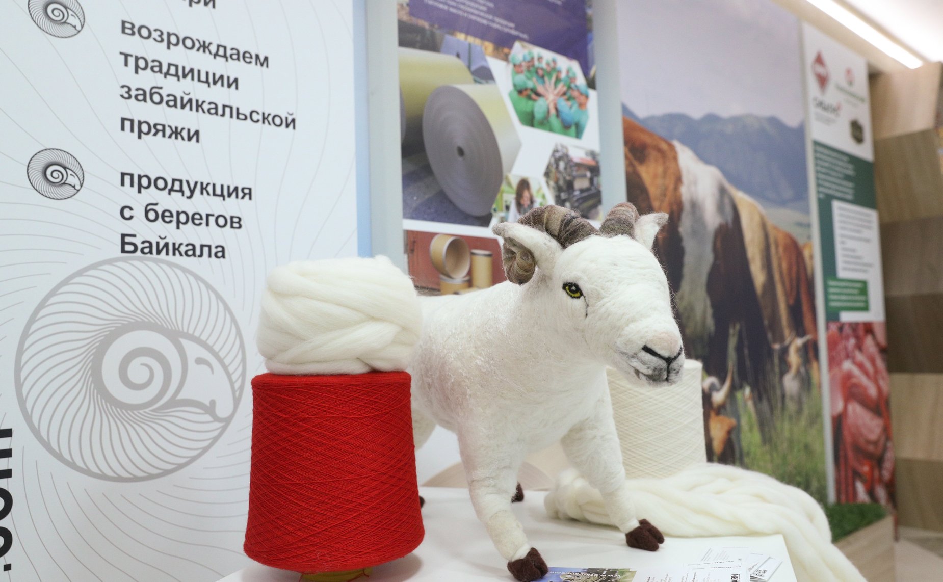 Председатель СФ Валентина Матвиенко осмотрела выставку, на которой представлены ключевые тенденции развития экономики Республики Бурятия и приоритетные инвестиционные проекты в сфере вертолетостроения, в агропромышленном комплексе, медицине