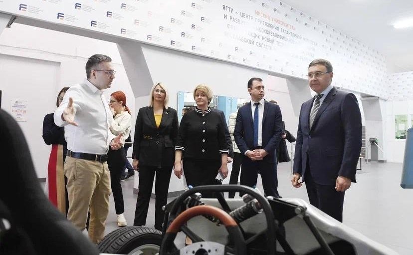 Наталия Косихина и Александр Русаков, представляющие Ярославскую область в СФ, вместе с Министром науки и высшего образования РФ Валерием Фальковым провели рабочую встречу с руководством и ведущими учеными ЯРГУ им. П.Г. Демидова