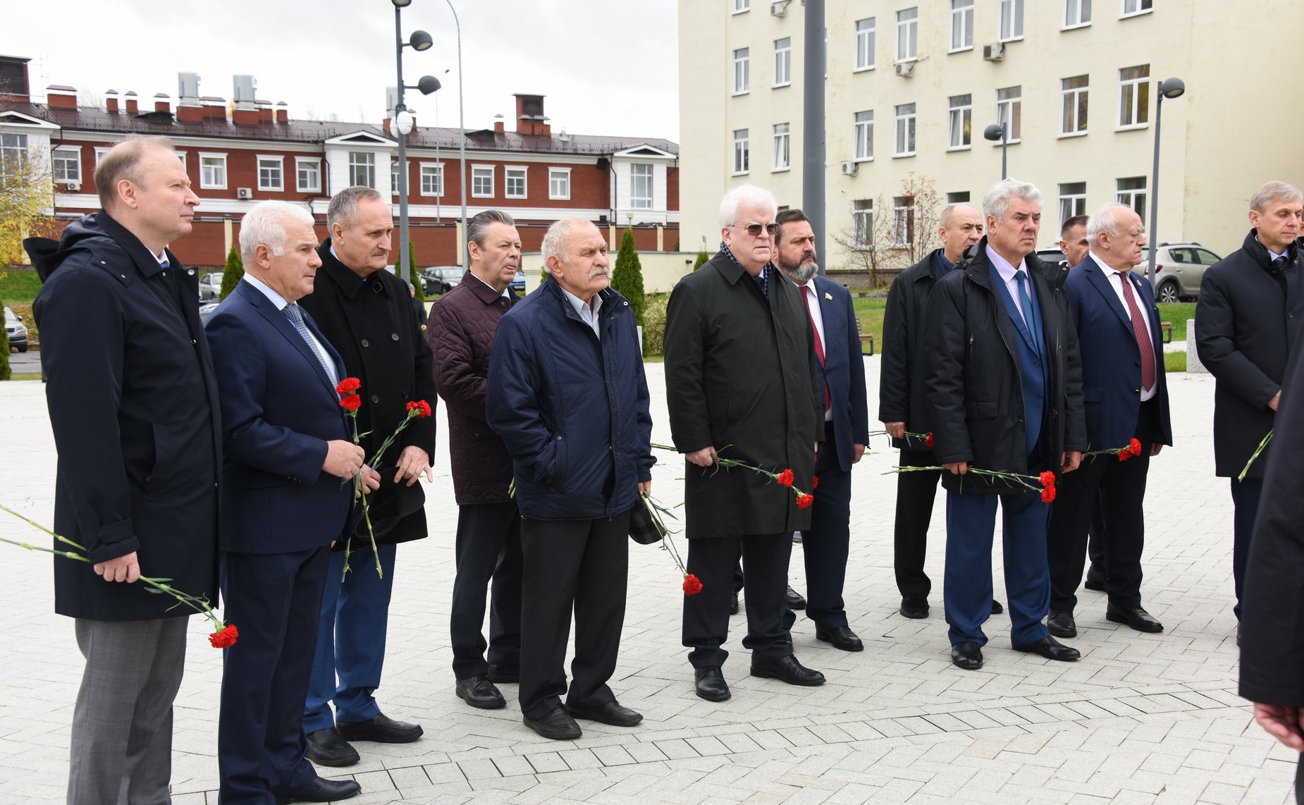 Сенаторы возложили цветы к памятнику испытателям отечественного ядерного оружия