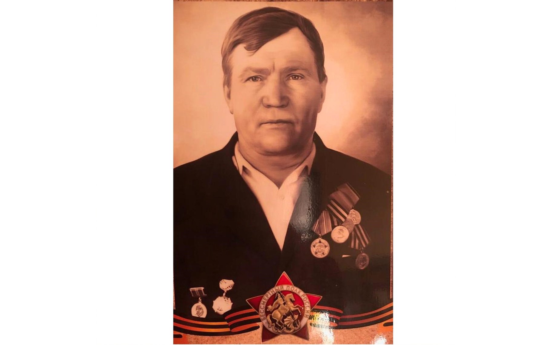 Егор Сергеевич Степанов. Старшина медслужбы. В 1943 г. во время боев под Курском вынес с поля боя 43 раненных бойца. Награждён Орденом Красного Знамени. Сам получил серьезные ранения, был контужен и комиссован. Дед сенатора В. Васильева