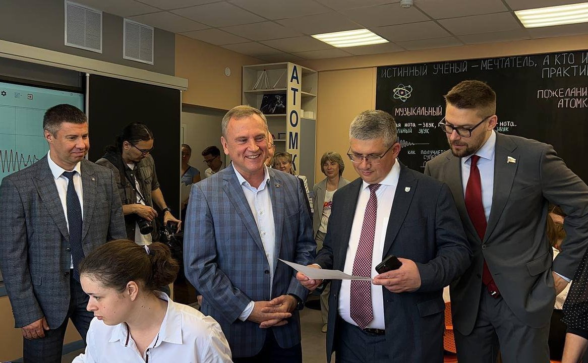 Руслан Смашнёв принял участие в торжественной церемонии открытия Атомкласса на базе средней общеобразовательной школы № 33 города Смоленска