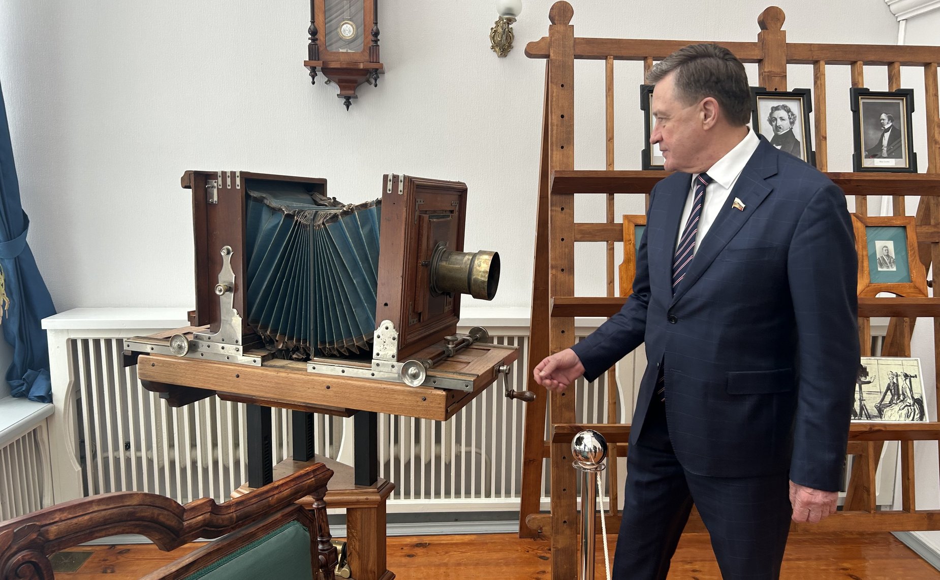 Сергей Рябухин в ходе рабочей поездки посетил музей «Симбирская фотография» где открылась новая выставка «Крылья»