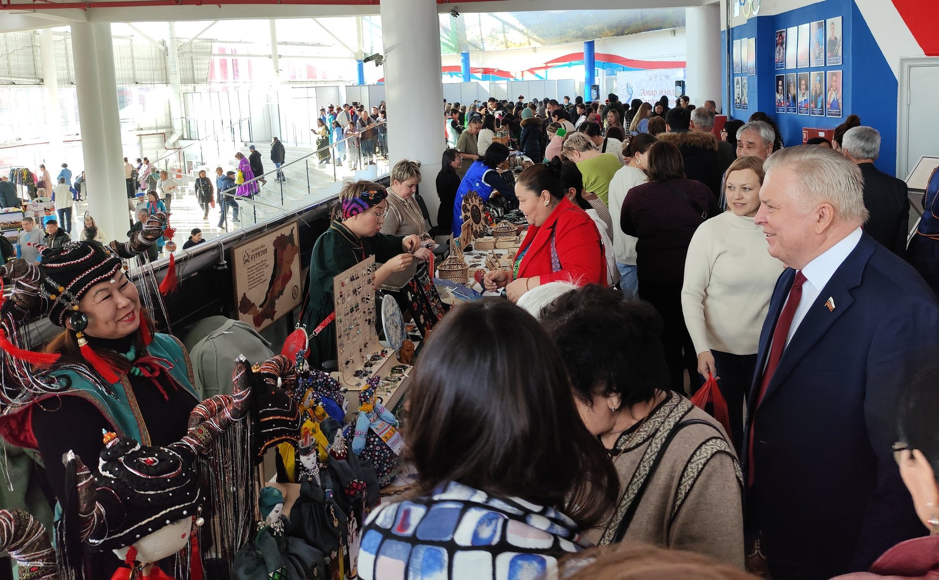 Вячеслав Наговицын осмотрел выставку-ярмарку, открывшуюся в фойе Физкультурно-спортивного центра