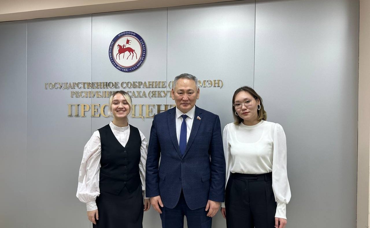 Сахамин Афанасьев в ходе поездки в регион встретился с юными корреспондентами Детского издательства «Кэскил» им. Н.Е. Мординова-Амма Аччыгыйа