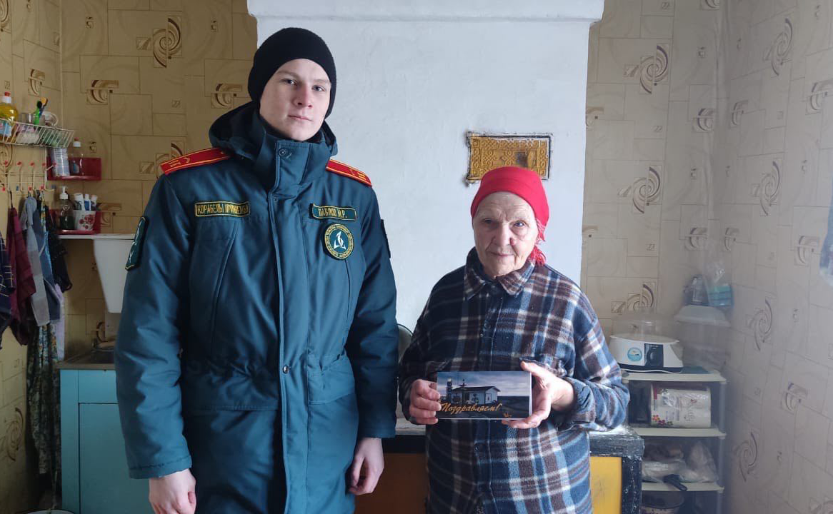 Кадеты из волонтерского отряда образовательного центра «Корабелы Прионежья» оказывают помощь пожилым и одиноким жителям Вытегорского района