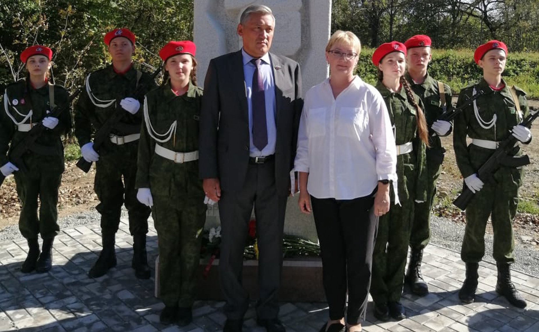 Юрий Валяев принял участие в торжественной церемонии открытия памятника «Фронтовой медсестре»