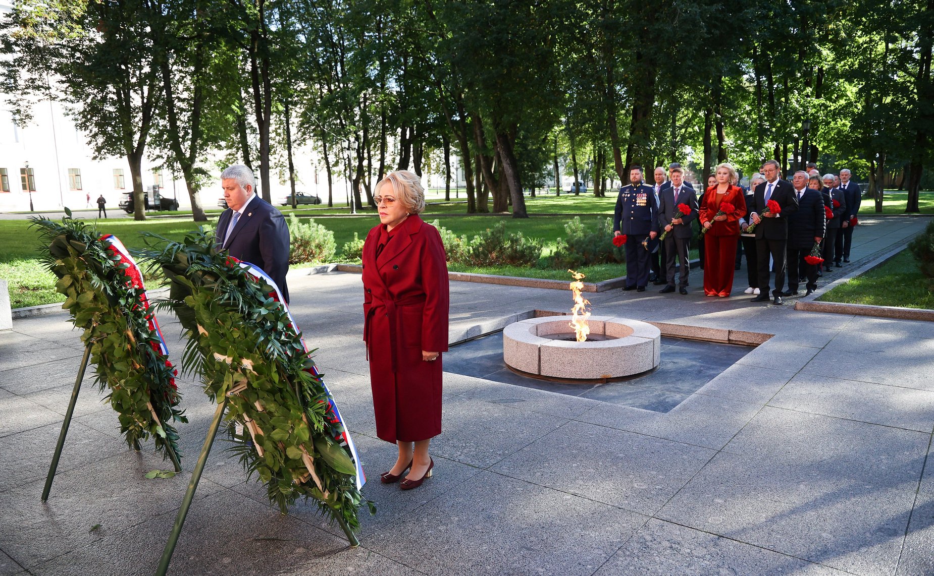 Председатель Совета Федерации Валентина Матвиенко и врио губернатора Новгородской области Александр Дронов возложили венки к Мемориалу «Вечный огонь славы»