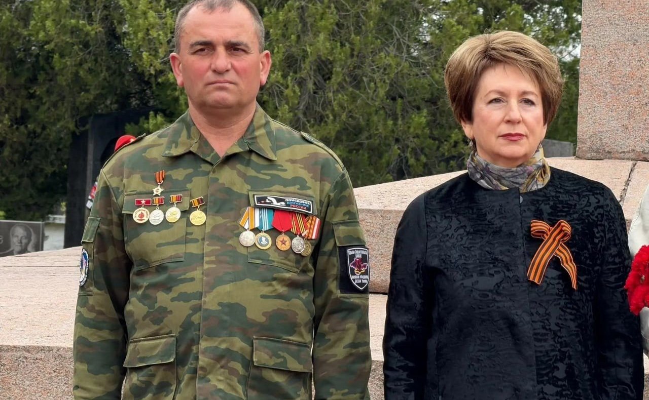 Екатерина Алтабаева приняла участие в торжественной церемонии захоронения останков бойцов Великой Отечественной войны на Братском кладбище на Дергачах