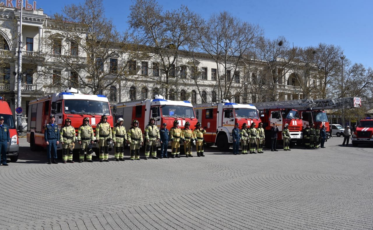 Екатерина Алтабаева и Сергей Колбин поздравили сотрудников пожарной охраны с профессиональным праздником