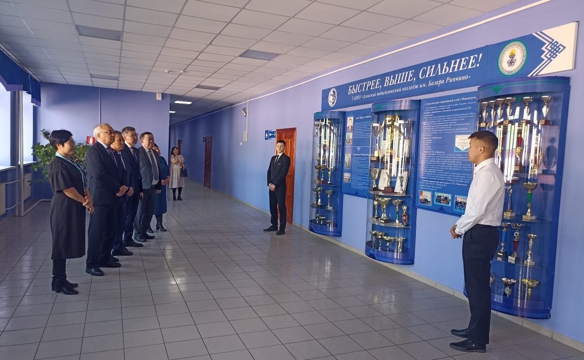 Баир Жамcуев в Агинском встретился с работниками налоговой службы, со студентами и преподавателями средних специальных учебных заведений