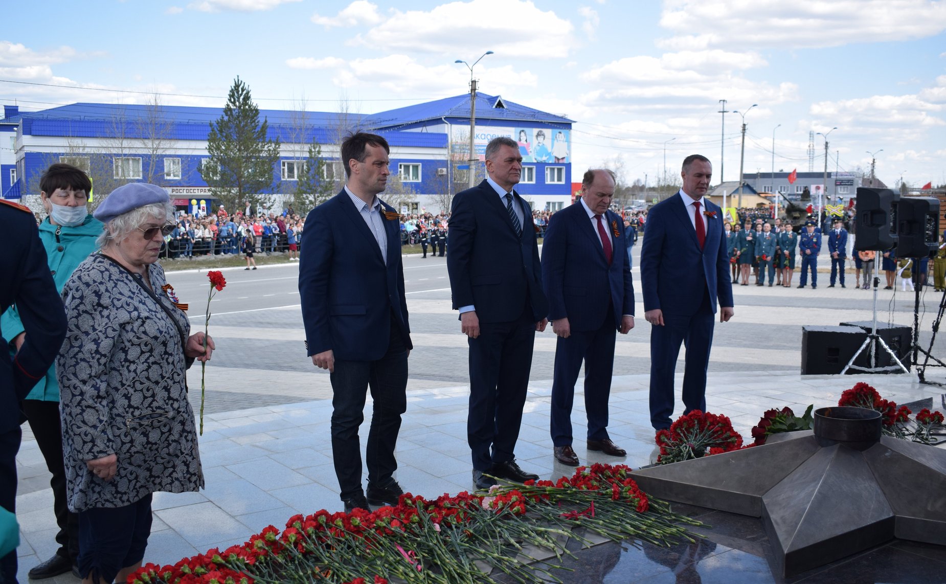 Эдуард Исаков посетил ряд мероприятий, приуроченных к 77-й годовщине Победы в Великой Отечественной войне, и принял участие в шествии «Бессмертный полк» в городе Югорске