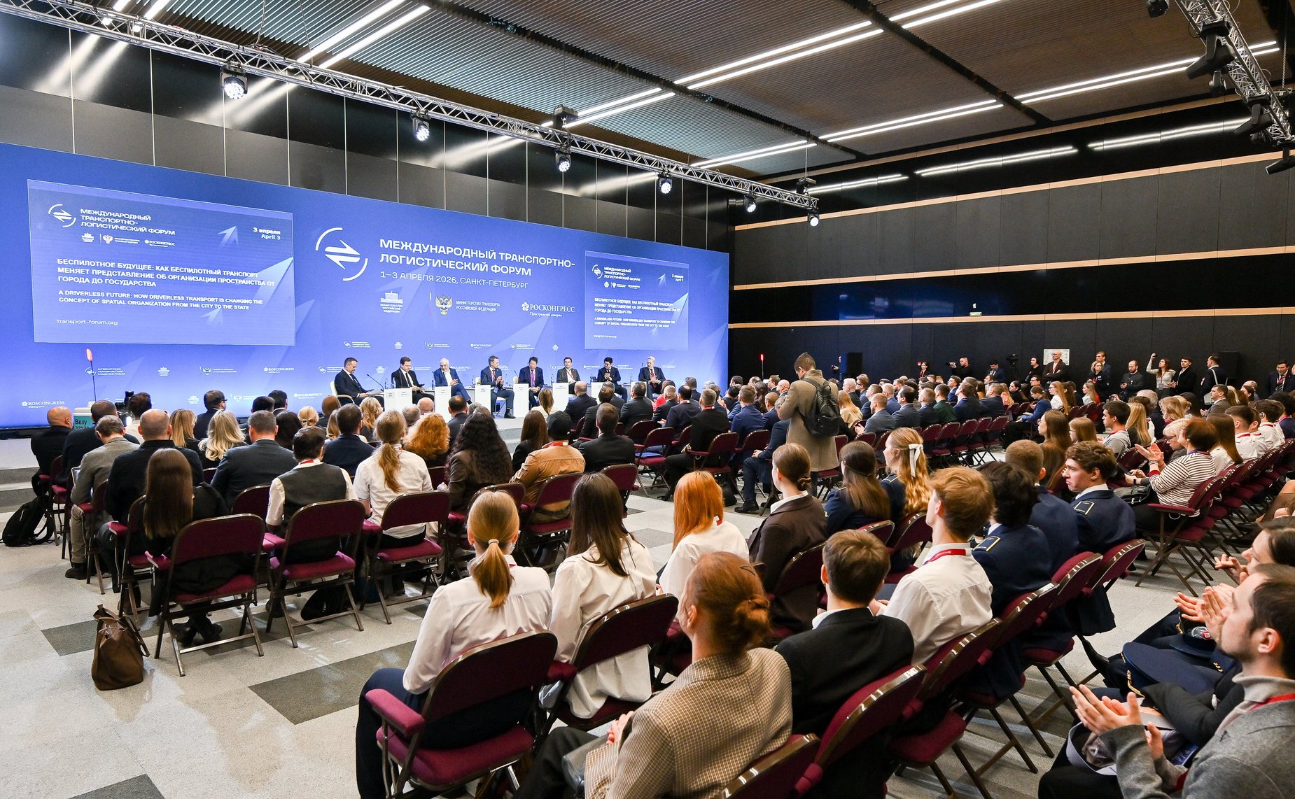 Первый заместитель Председателя Совета Федерации Андрей Яцкин принял участие в пленарной сессии «Беспилотное будущее: как беспилотный транспорт меняет представление об организации пространства от города до государства»