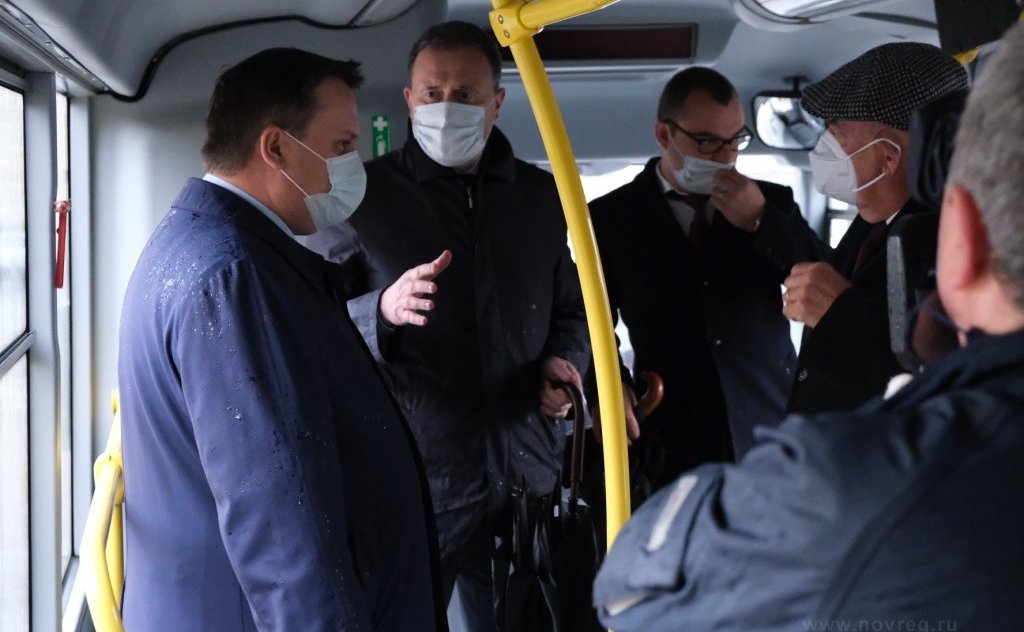 Сенатор Сергей Митин принял участие в выставке специализированой техники Горьковского автомобильного завода в Великом Новгороде