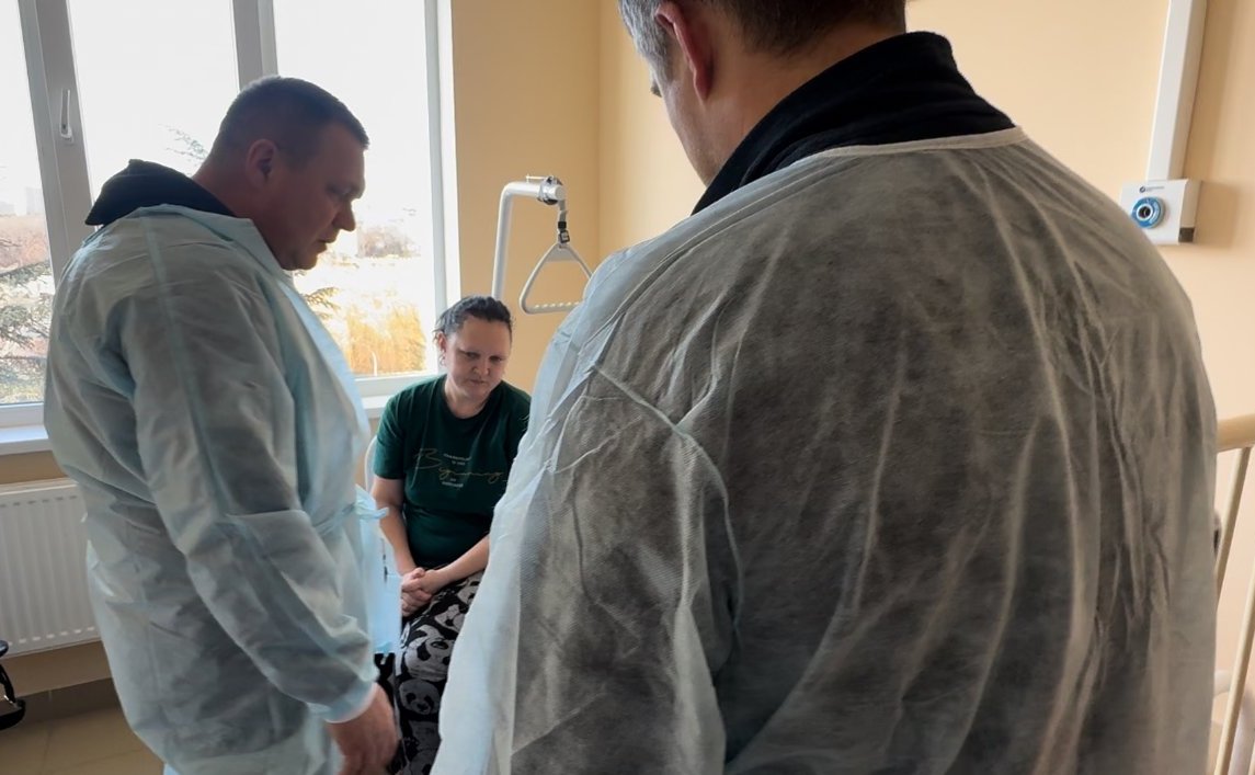 Игорь Кастюкевич посетил два лечебных учреждения республики Крым, где в настоящее время проходят лечение жители Бехтер, пострадавшие в результате обстрела школы со стороны ВСУ