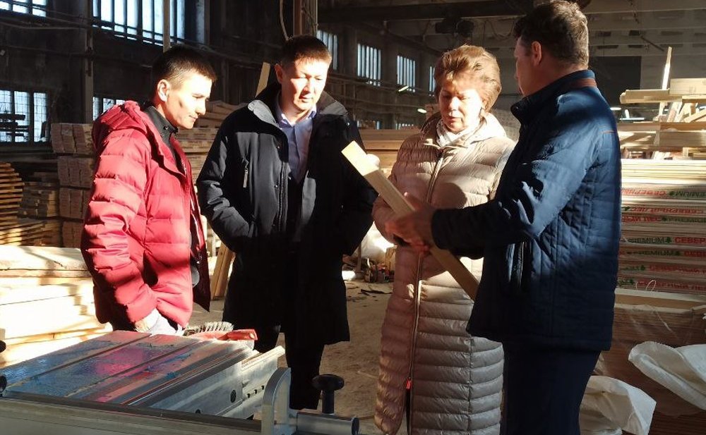 Татьяна Гигель в ходе рабочей командировки по региону встретилась с коллективом компании, которая занимается производством и торговлей строительными материалами и изделиями