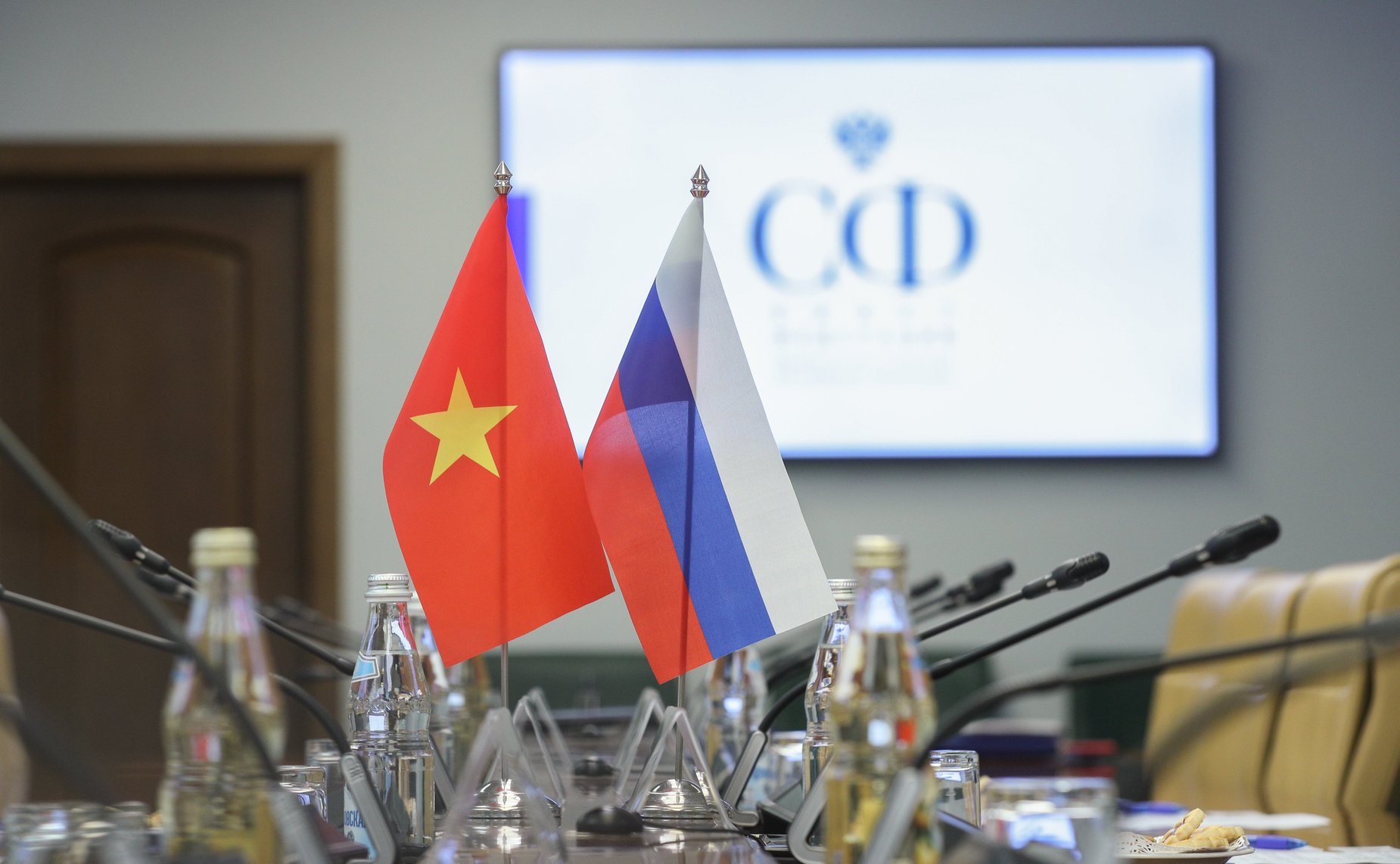 Встреча председателя Комитета СФ по международным делам Григория Карасина с Чрезвычайным и Полномочным Послом Социалистической Республики Вьетнам в РФ Данг Минь Кхоем