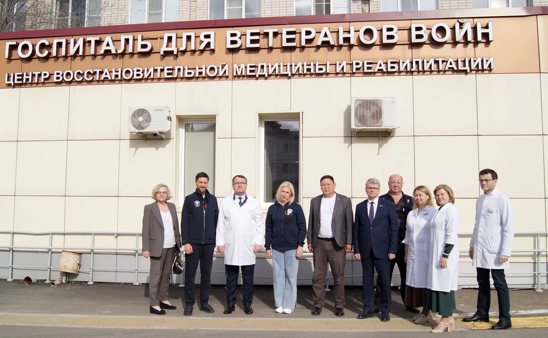 Сенаторы посетили госпиталь для ветеранов войн