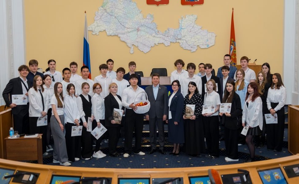 Андрей Шевченко в ходе рабочей поездки в регион присоединился к «парламентскому уроку» для учеников 10 класса школы № 78 города Оренбурга