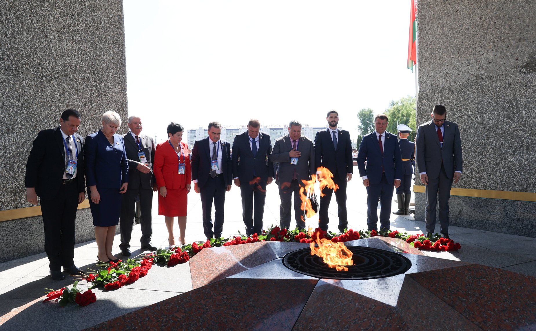 Торжественная церемония возложения цветов членами официальных делегаций Совета Республики и Совета Федерации к Вечному огню у монумента «Три штыка»
