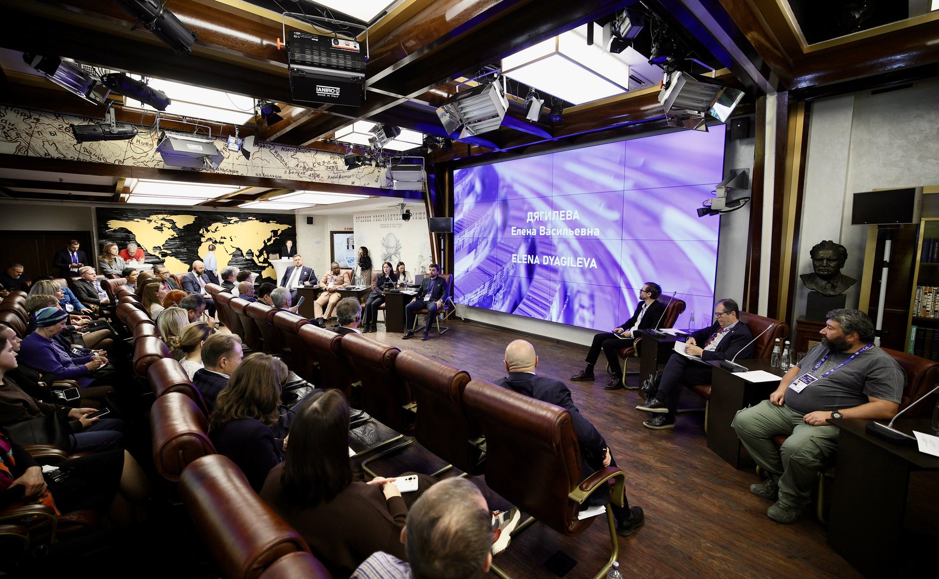 В рамках деловой программы Международного форума сотрудничества состоялась сессия «100 лет народной дипломатии – 180 лет РГО: экология вне границ»