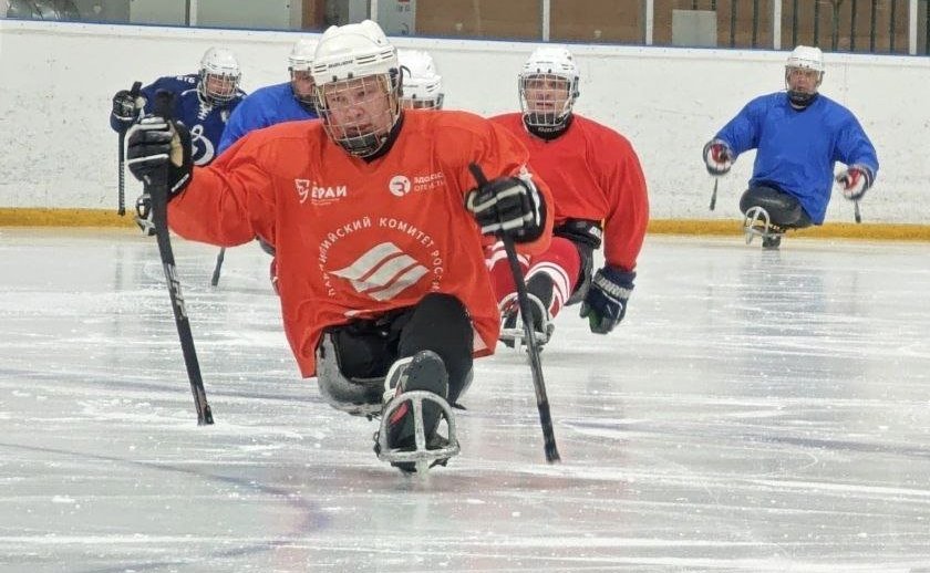 Андрей Хапочкин посетил тренировку сборной Москвы по следж-хоккею