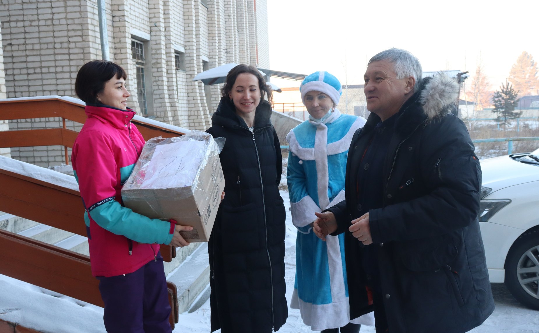 Сергей Михайлов посетил моностационар, который был развернут для борьбы с COVID-19 на базе Нерчинской центральной районной больницы и поздравил медицинский персонал с наступающим Новым годом