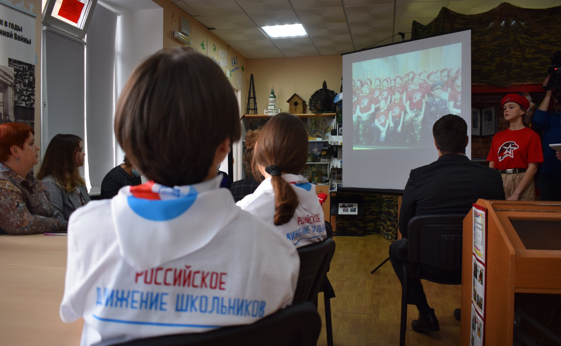 Эдуард Исаков в рамках рабочей недели в регионе посетил среднюю общеобразовательную школу №3 города Ханты-Мансийска