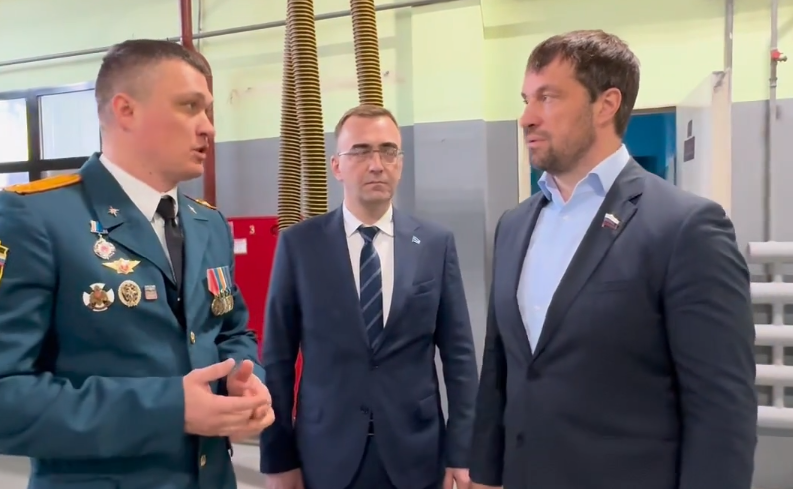 Эдуард Исаков в преддверии 375-й годовщины пожарной охраны России посетил 7-й пожарно-спасательный отряд города Ханты-Мансийска