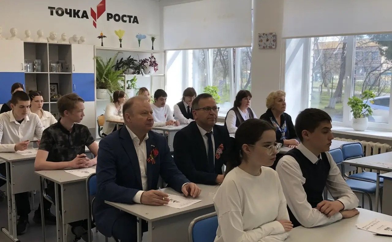 Виктор Шептий в ходе работы в регионе принял участие в Международной патриотической акции «Диктант Победы»
