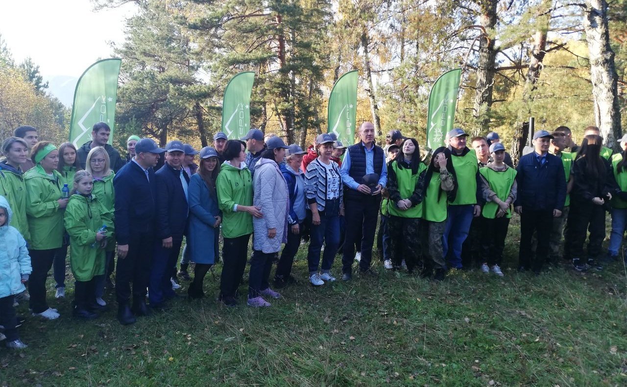 Татьяна Гигель в ходе рабочей поездки в регион приняла участие в посадке саженцев хвойных пород деревьев на территории Майминского района