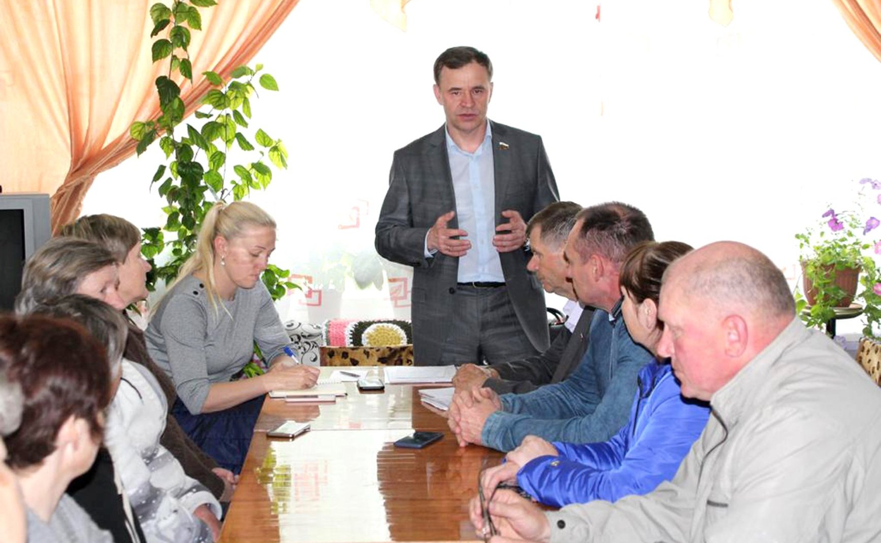 Виктор Новожилов провёл встречи с советами ветеранов в муниципальных образованиях «Верхнешоношское», «Пакшеньгское» и «Солгинское»