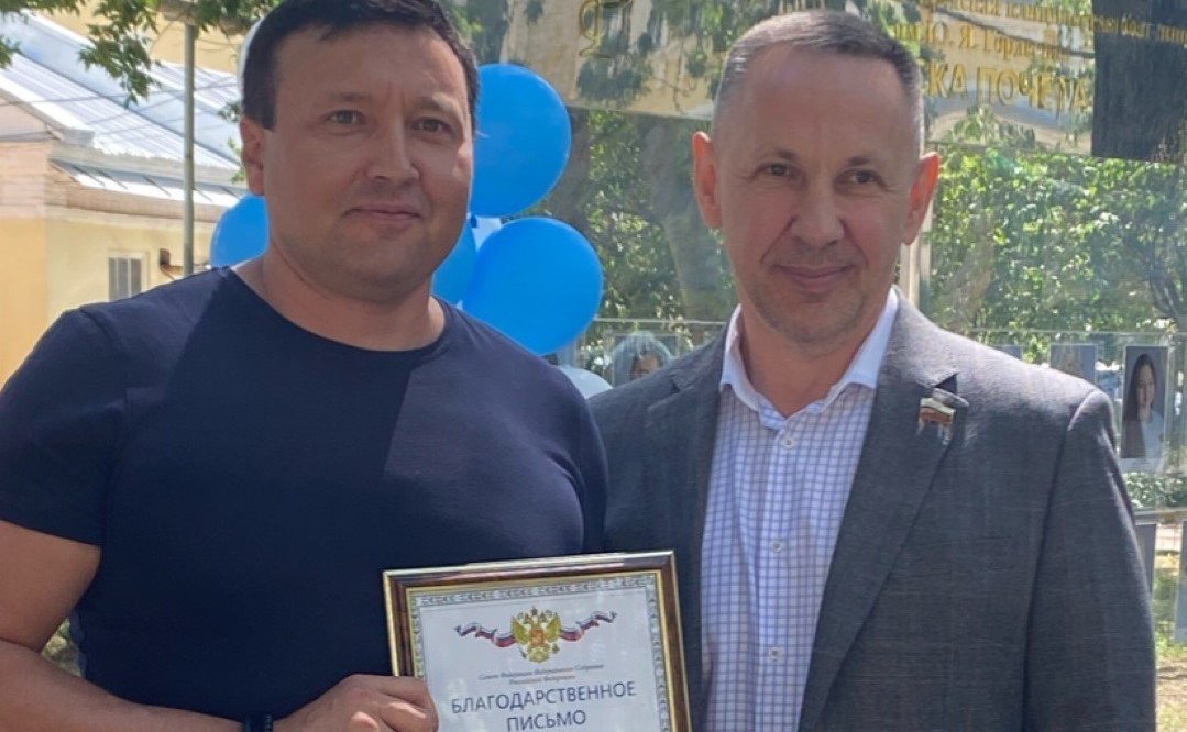 Олег Алексеев в ходе рабочей поездки в регион поздравил медицинских работников города Саратова с профессиональным праздником