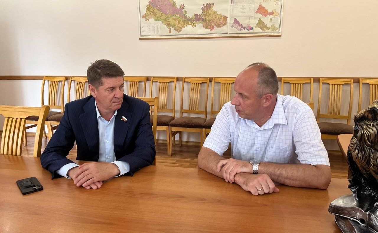 Андрей Шевченко встретился с волонтерами Оренбуржья, работавшими во время паводка
