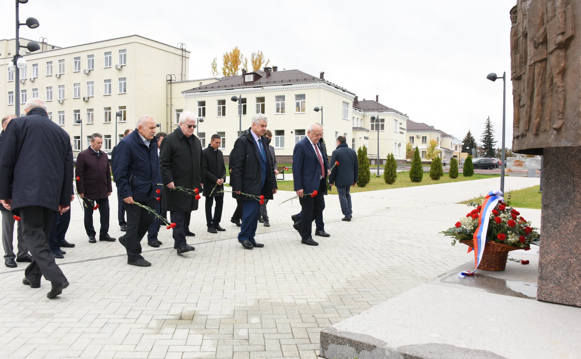 Сенаторы возложили цветы к памятнику испытателям отечественного ядерного оружия