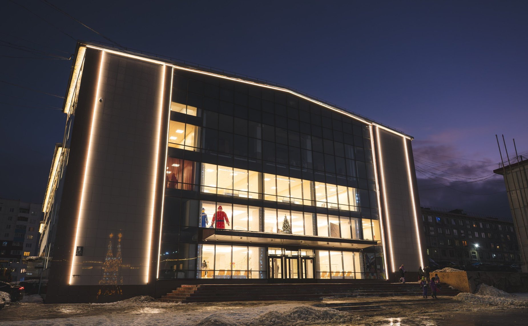 Елена Дягилева посетила модернизированный корпус школы в Снежногорске и вручила Почётную грамоту Совета Федерации начальнику управления образования Администрации ЗАТО Александровск