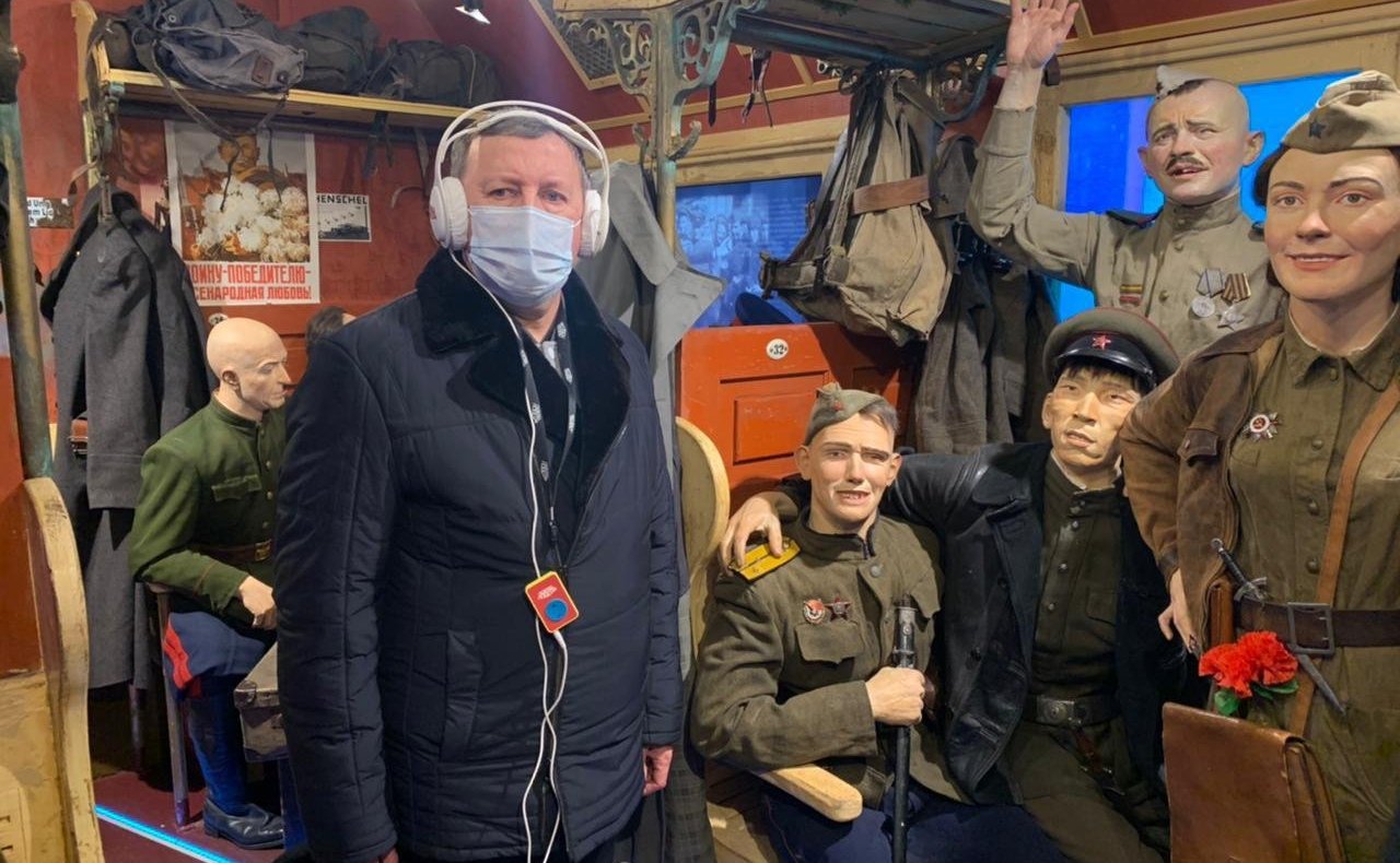 Сергей Березкин вместе с ветераном Великой Отечественной войны Владимиром Задворочным посетил передвижной музей «Поезд Победы» в Ярославле