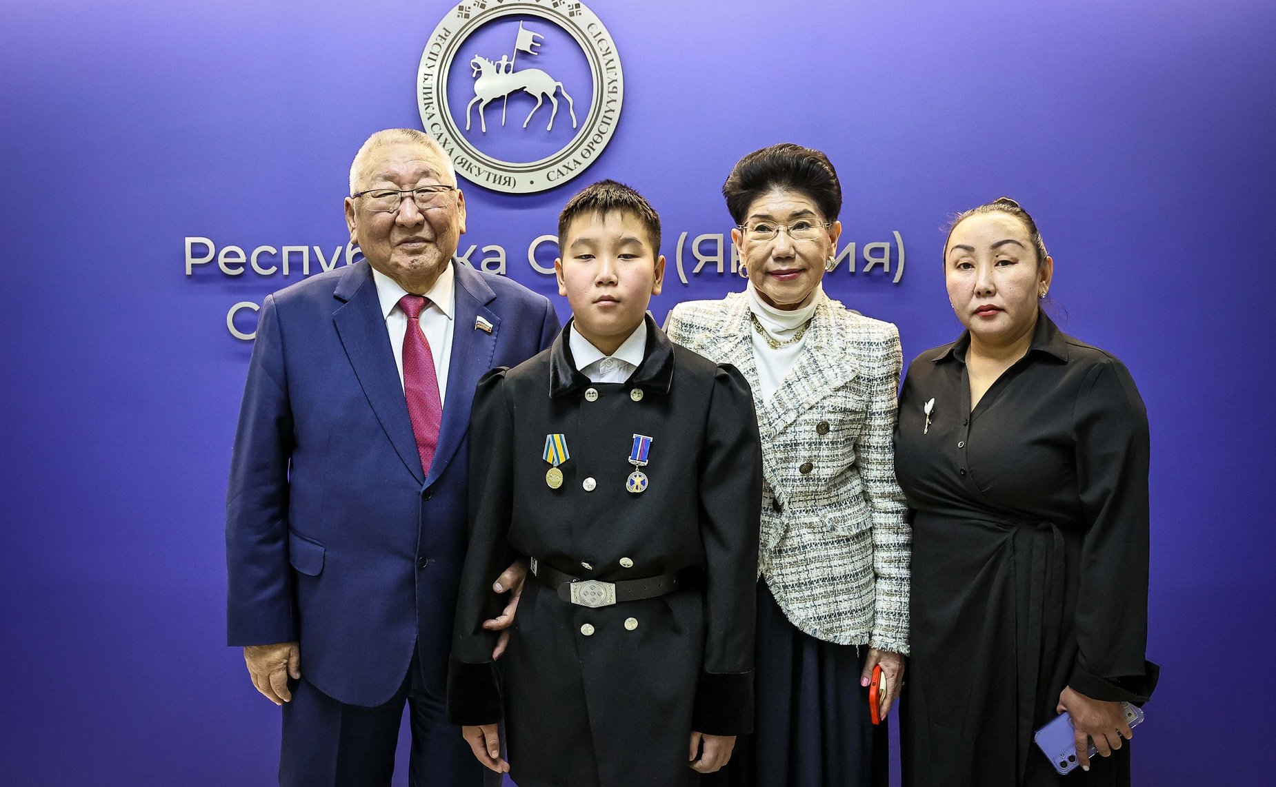 Егор Борисов и Сахамин Афанасьев провели в г. Якутске торжественную церемонию награждения детей-героев