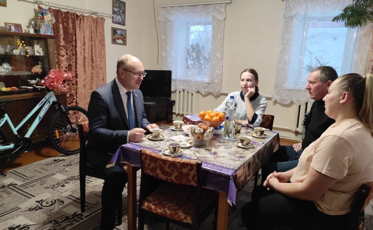 В канун Нового года тринадцатилетняя Арина из села Кузнецы Орловской области получила в подарок горный велосипед, как и просила в своем письме, оставленном на «Ёлке желаний»