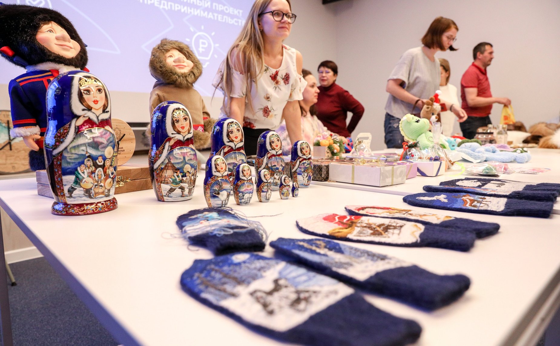 Денис Гусев побывал на презентации продукции «Сделано в НАО»