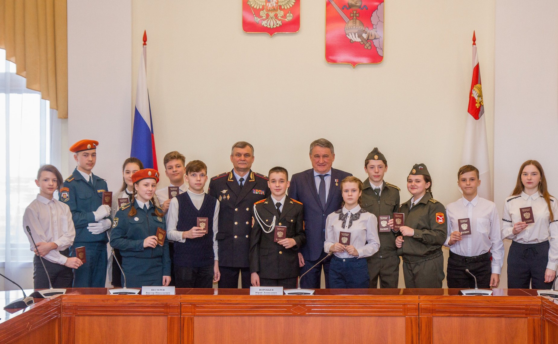 Юрий Воробьев вручил паспорта юным жителям Вологодской области