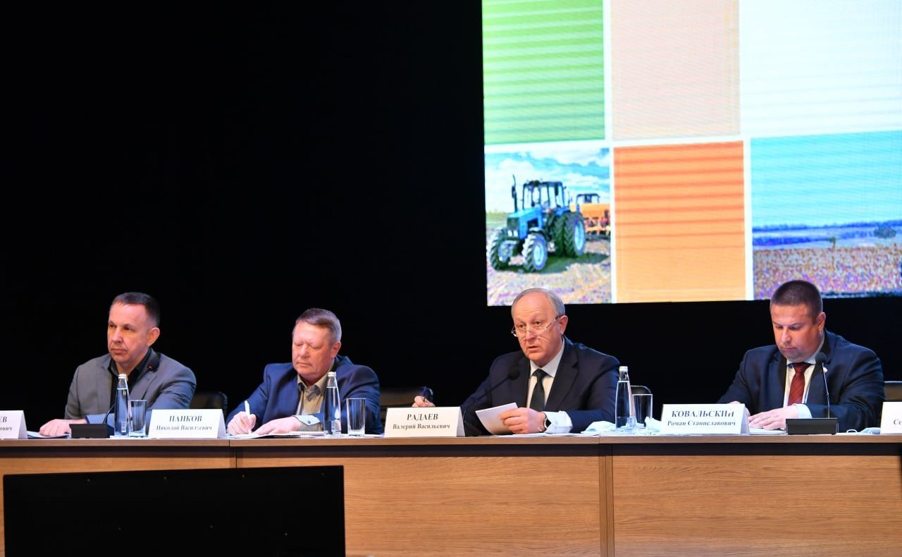 Олег Алексеев в ходе работы в регионе принял участие в выездном заседании оперативного штаба по проведению весенне-полевых работ