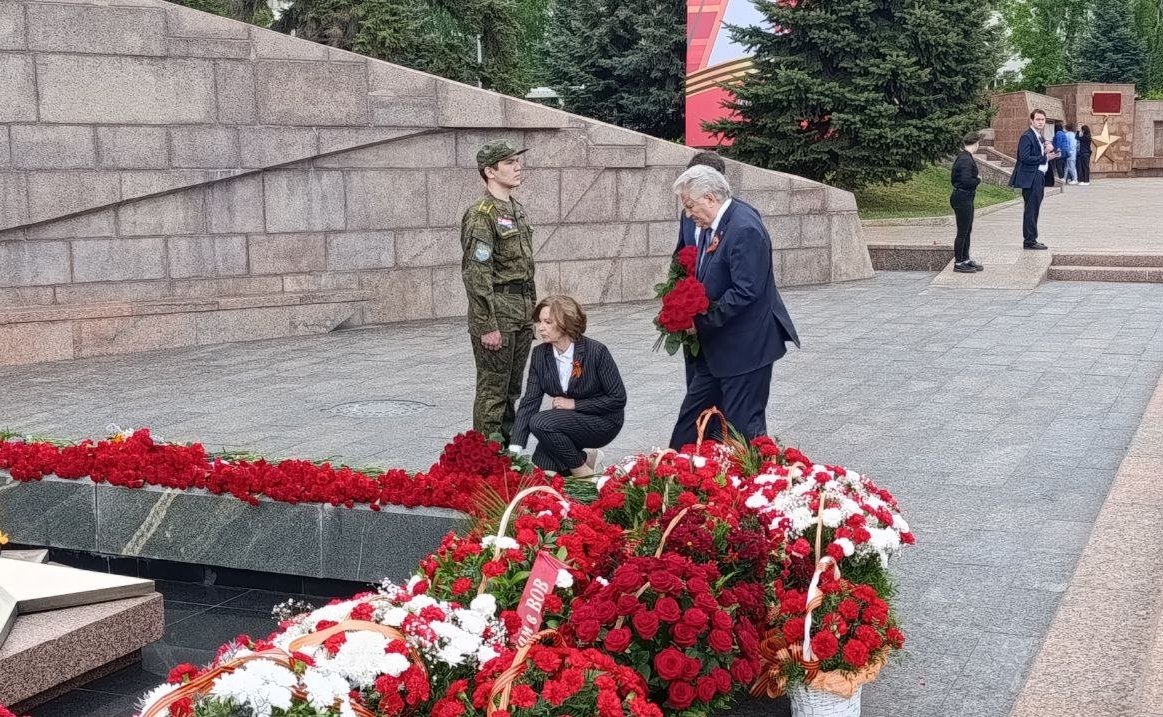 Марина Сидухина приняла участие в церемонии возложения цветов к горельефу «Скорбящей матери-Родине»