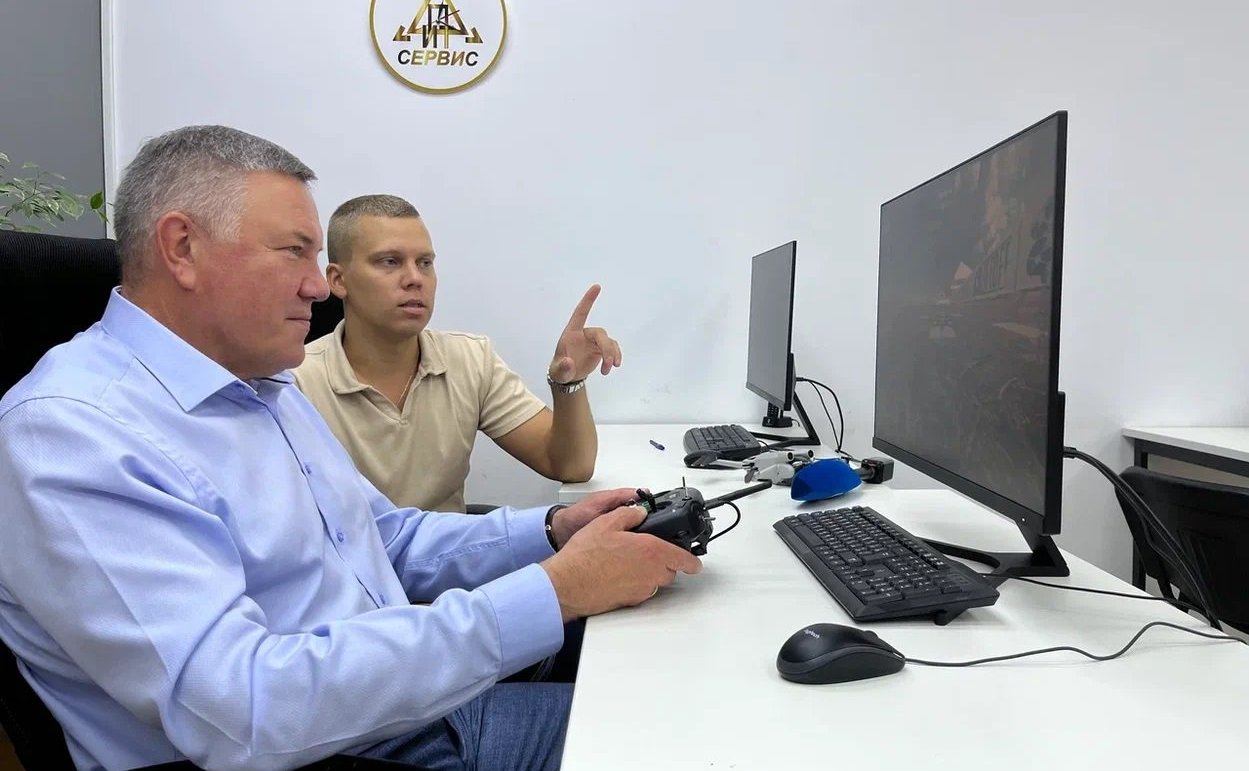 Олег Кувшинников принял решение получить профессию оператора БПЛА, подписал договор о допобразовании с сертифицированным учебным центром Вологды