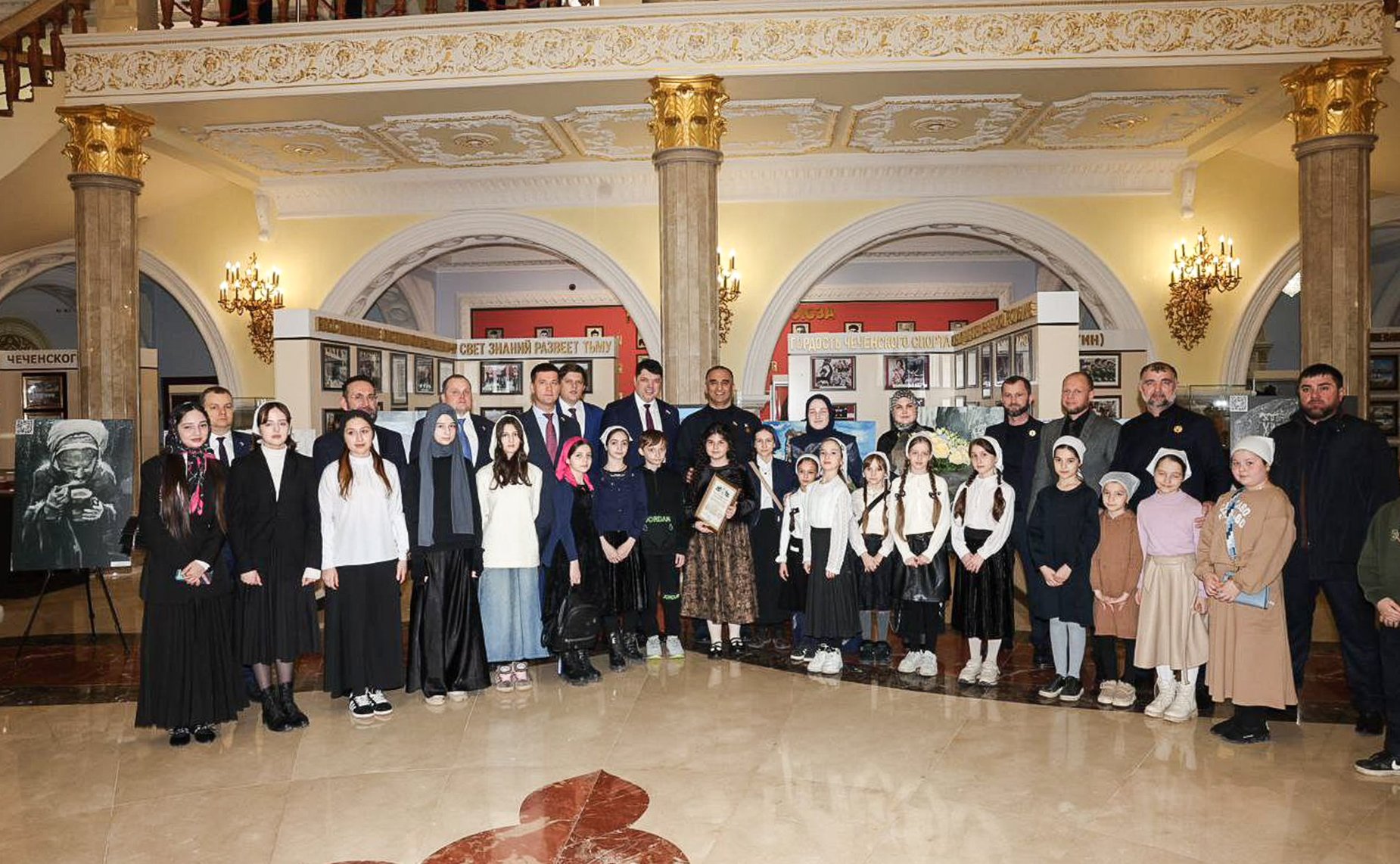 Дмитрий Василенко представил в Чеченской Республике выставку детского рисунка, посвященную 80-летию полного освобождения Ленинграда от фашистской блокады