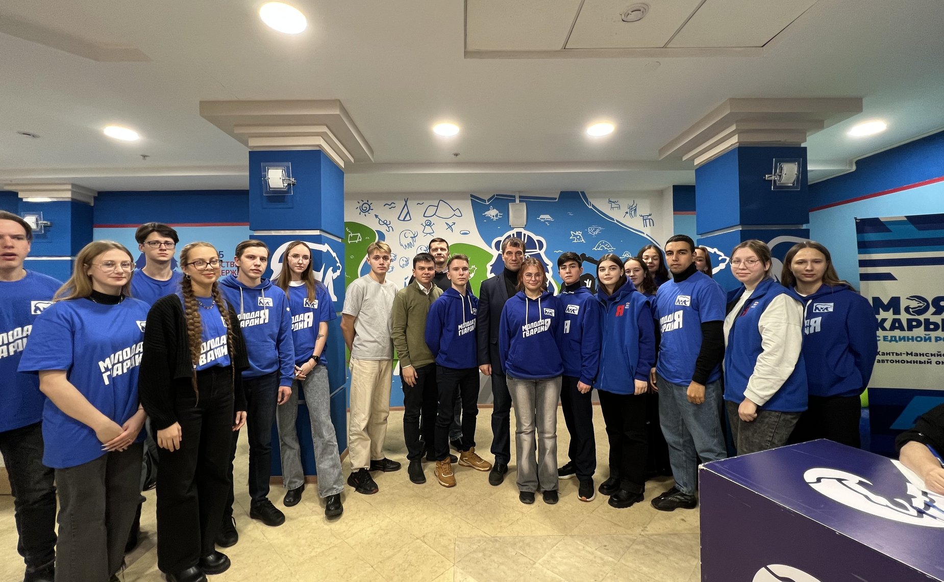 Эдуард Исаков преддверии дня Народного единства встретился в Ханты-Мансийске с молодогвардейцами и ребятами из молодежного парламента