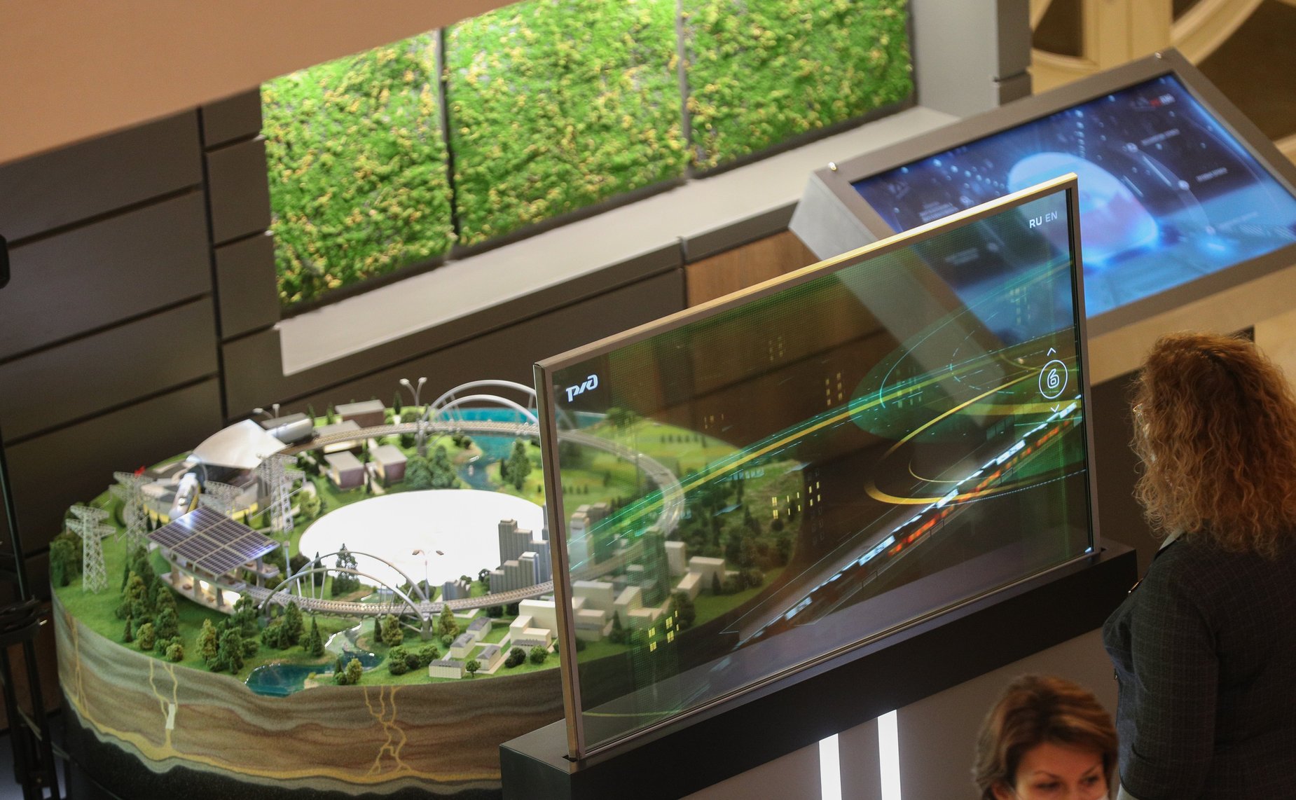 Валентина Матвиенко и генеральный директор – председатель правления ОАО «РЖД» Олег Белозеров приняли участие в церемонии открытия второго пути на участке Тыя – Северобайкальск Байкало-Амурской магистрали