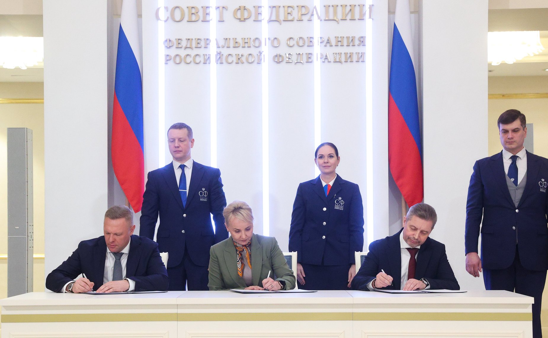 Торжественное подписание трехсторонних соглашений о сотрудничестве и взаимодействии между Государственной корпорацией «Ростех», Государственным Фондом поддержки участников СВО «Защитники Отечества» и субъектами Российской Федерации